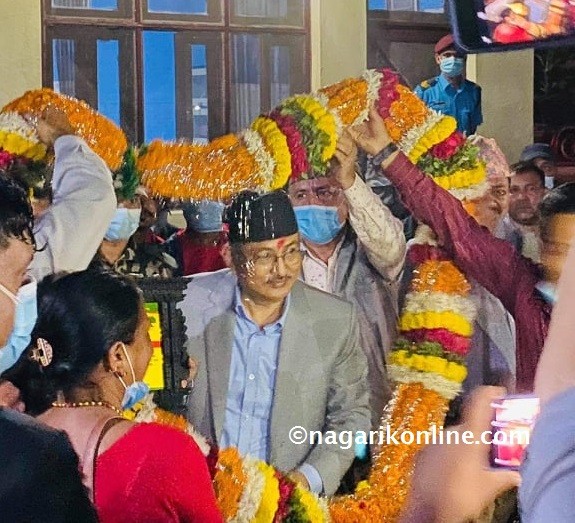 गृहमन्त्री खाँणलाई गृहनगर तिलोत्तमामा १५ किलोको माला !