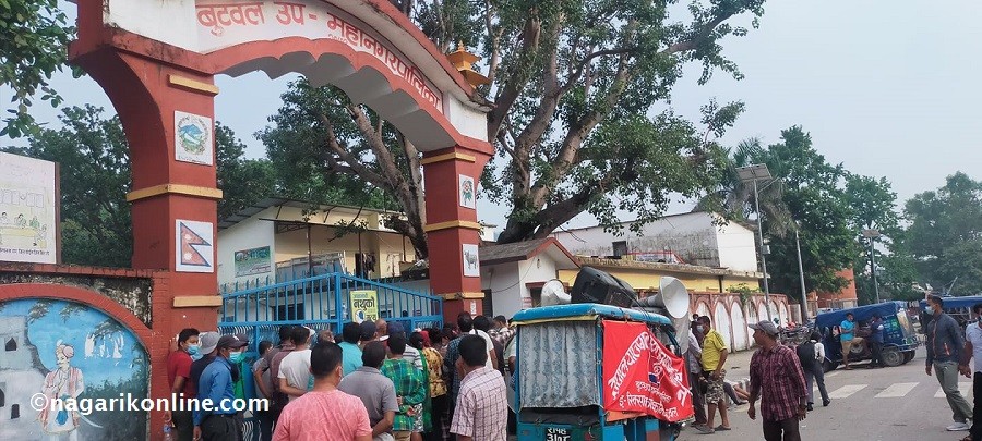 बुटवलका रिक्सा मजदुर-व्यवसायीद्वारा उपमहानगरपालिका कार्यालय घेराउ,दर्ता नभएका रिक्सा बन्द गर्न माग