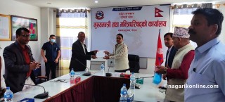 लुम्बिनी च्याम्बर अफ कमर्सले ३२ बुँदे माग राख्दै मुख्यमन्त्री केसीलाई बुझायो ज्ञापनपत्र