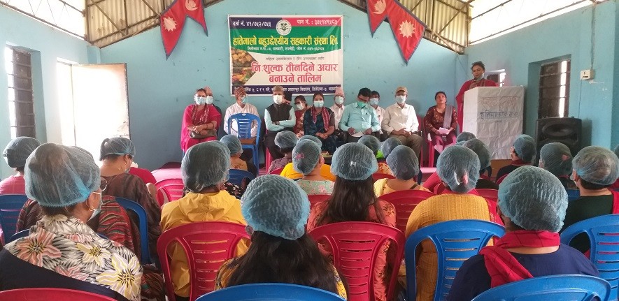 अचार बनाउन सिकाउँदै हातेमालो बहुउद्देश्यीय सहकारी संस्था
