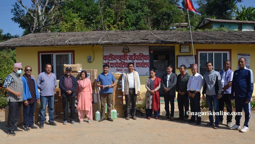 स्याङ्जाको कालीगण्डकी गाउँपालिकामा औषधि तथा स्वास्थ्य सामग्री हस्तान्तरण
