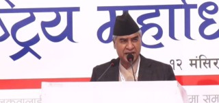 चितवनमा जारी एमाले महाधिवेशनमा पुगेर देउवाले भने– ‘ओलीजी र म जेलमेट हौँ ’