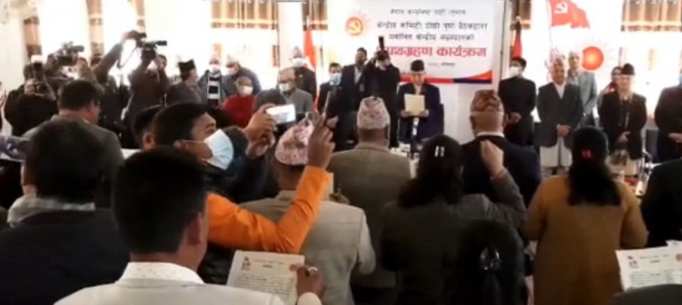 एमालेका ४४ मनोनित केन्द्रीय सदस्यले लिए शपथ