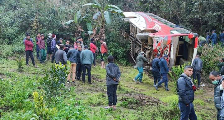शव बोकेर रिडी जाँदै गरेको बस पाल्पा लघुवामा दुर्घटना,७ जनाको घटनास्थलमै मृत्यु (भिडियोसहित)