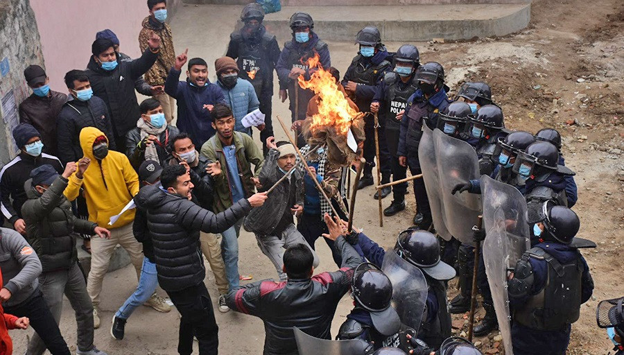 पेट्रोलियम पदार्थ मूल्यवृद्धिको विरोधमा अनेरास्ववियूद्वारा प्रधानमन्त्रीको पुत्ला दहन
