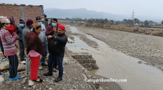 तिनाउ नदी कटान प्रभावित क्षेत्रमा  पुगे कांग्रेस सभापति खाँण,स्थानीयको समस्याका बारेमा छलफल