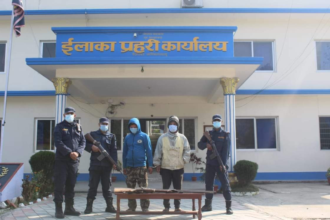 कोठीखोलाबाट हतियारसहित २ जना पक्राउ