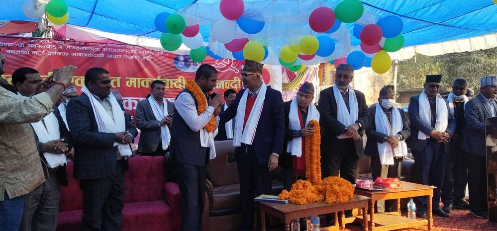 रूपन्देहीका २ गाउँपालिका अध्यक्ष एमालेमा प्रवेश,उपाध्यक्ष पाैडेलले गरे स्वागत