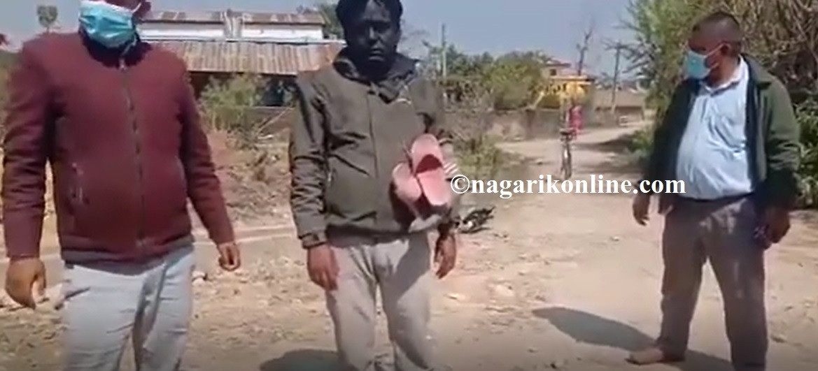 कपिलवस्तुमा नेकपा( विप्लव)द्वारा आफ्नै नेतालाई कालोमोसो र चप्पलको माला !