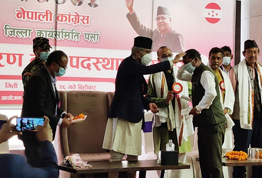 पर्साको पोखरियाका मेयर रौनियार कांग्रेसमा प्रवेश,देउवाले गरे स्वागत