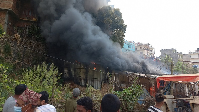 सन्धिखर्कको बिस्मिल्ला सिरक डसना उद्योगमा आगलागी ५० लाख बराबरको क्षति
