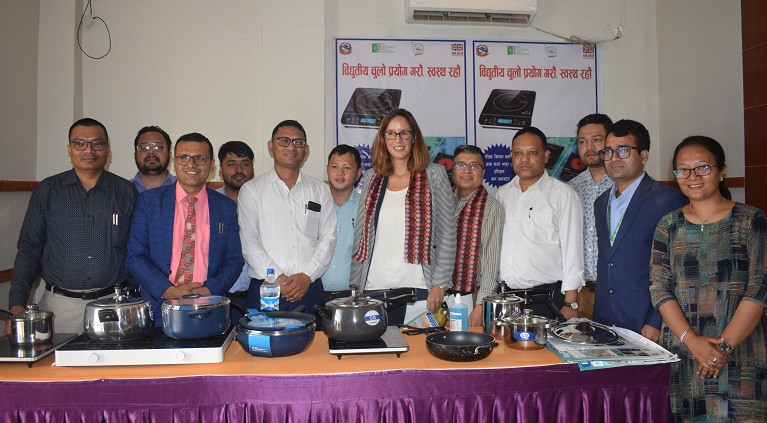 विद्युतीय चुलोको प्रयोगबारे अभियान चलाउँदै जनउत्थान लघुवित्त