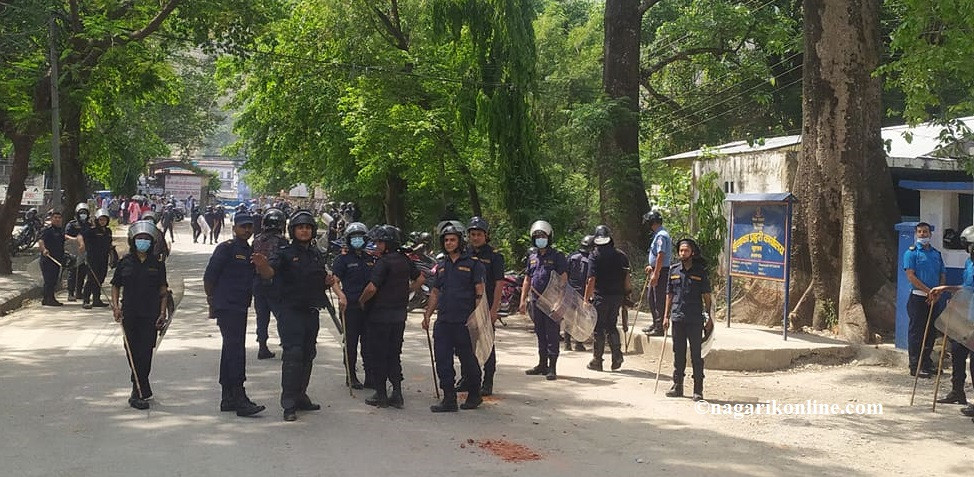 समाचार संकलन गर्न इलाका पुगेका पत्रकारमाथि प्रहरीको दुर्व्यवहार
