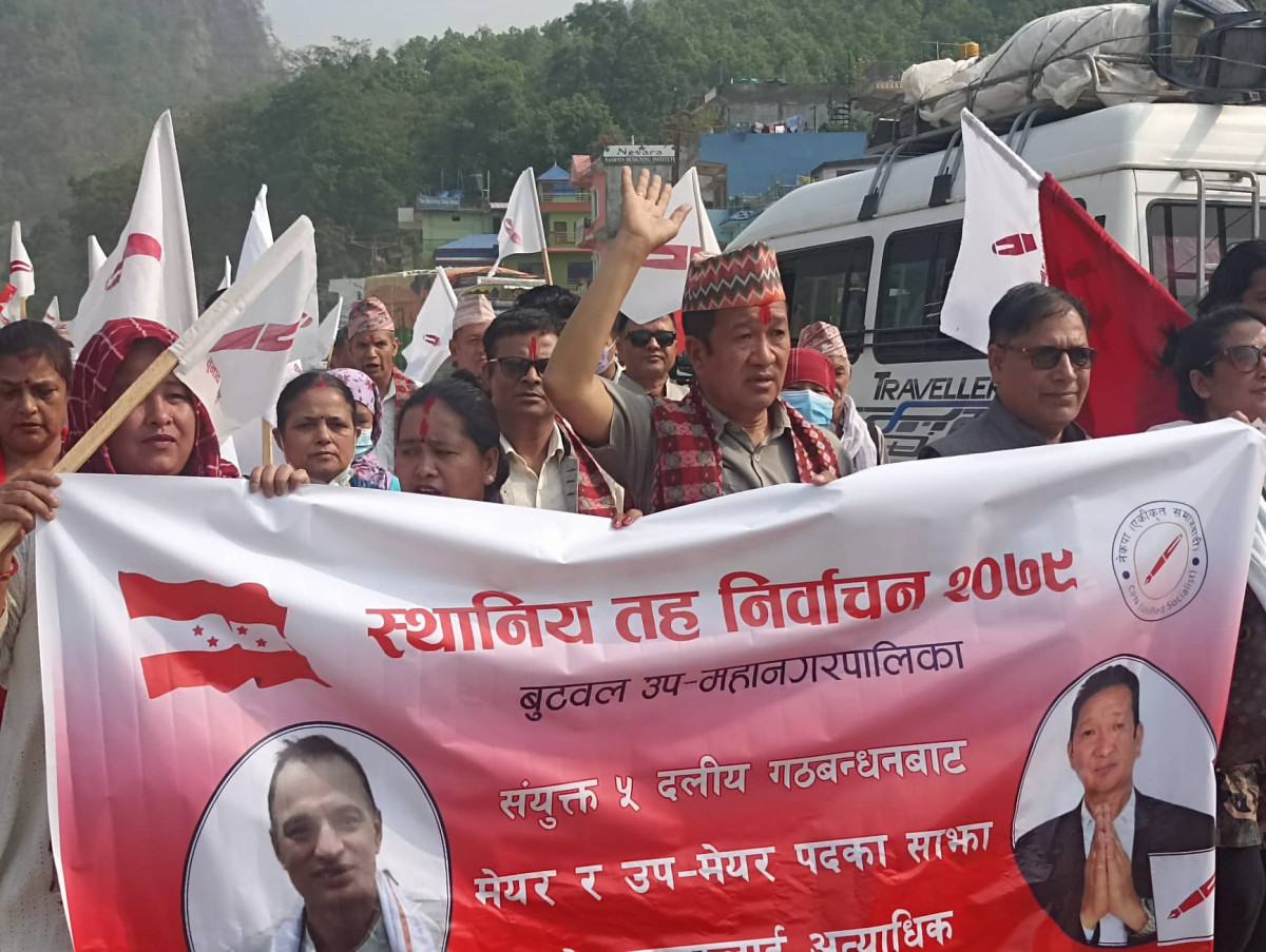 घरदैलाेमा गुरुङलाई मतदाताको समर्थन :‘बुुटवलको विकास गर्न हामी दिन्छौं भोट’