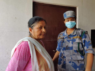 बुटवलमा एमाले मेयर उम्मेदवारकी श्रीमती पैसा बाँडेकाे आराेपमा पक्राउ