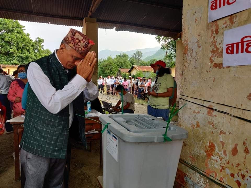बुटवलका मेयर उम्मेदवार खेलराज पाण्डेले मतपेटिका ढोगेर भोट खसाले
