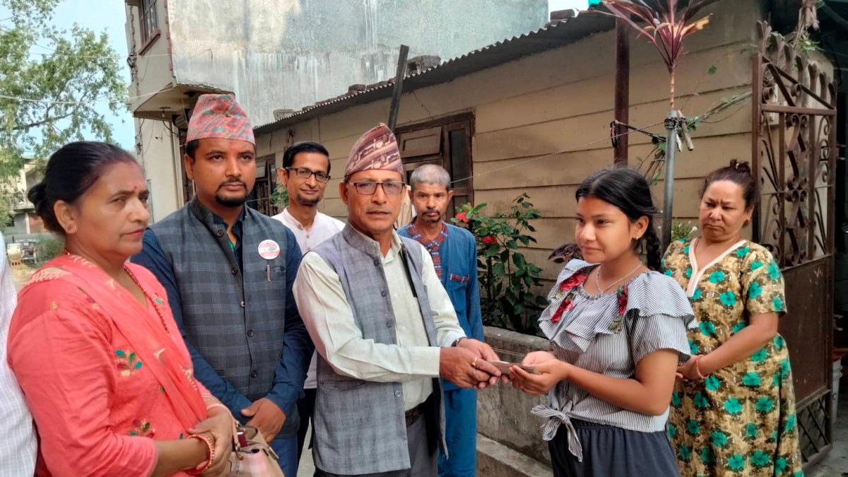 बुटवल ९ मा निर्वाचित जनप्रतिनिधिद्वारा विपन्नलाई स्वास्थ्य बीमा र पढाई खर्च प्रदान