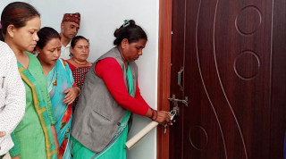तिलोत्तमाका  प्रमुख प्रशासकीय अधिकृतको कार्यकक्षमा उपमेयरले ठाेकिन् ताला