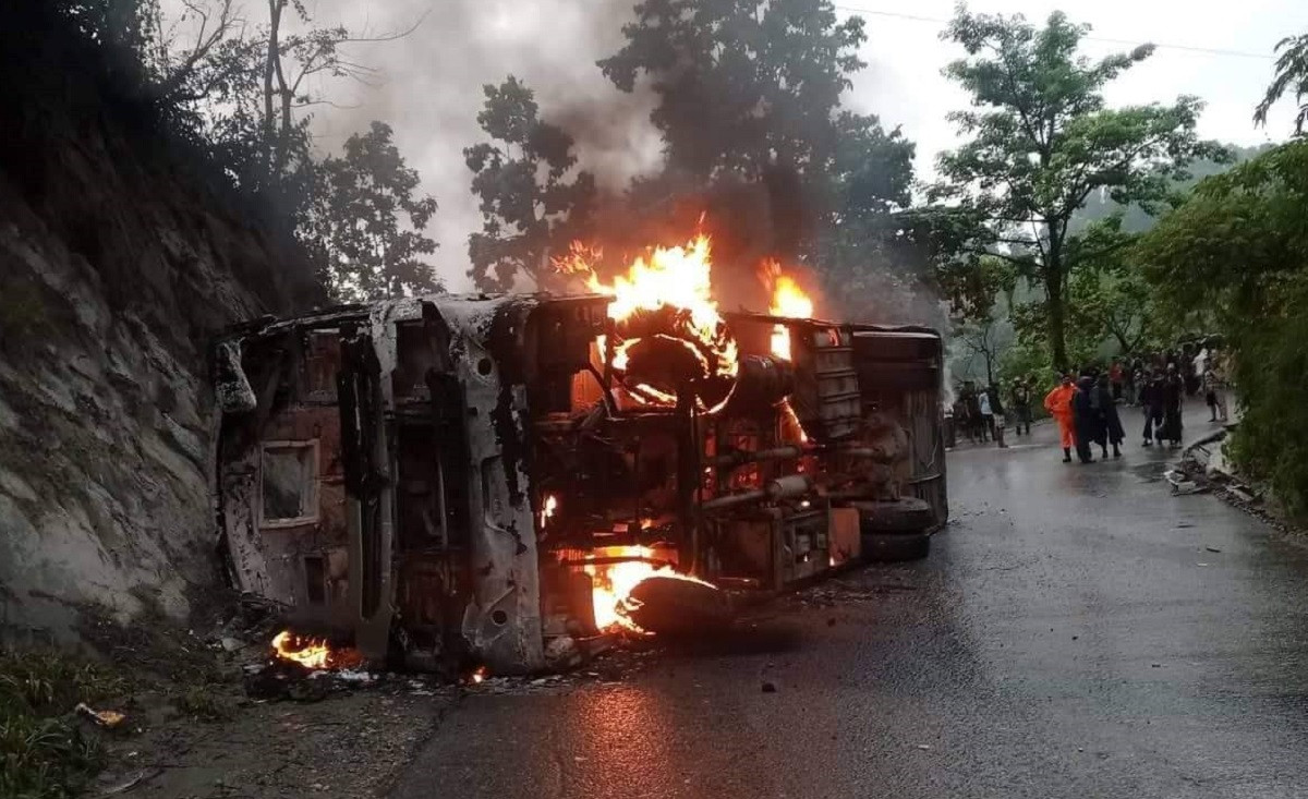 काठमाडौं हिडेको बस दाउन्नेमा पल्टेर आगलागी हुँदा २१ यात्रु घाइते