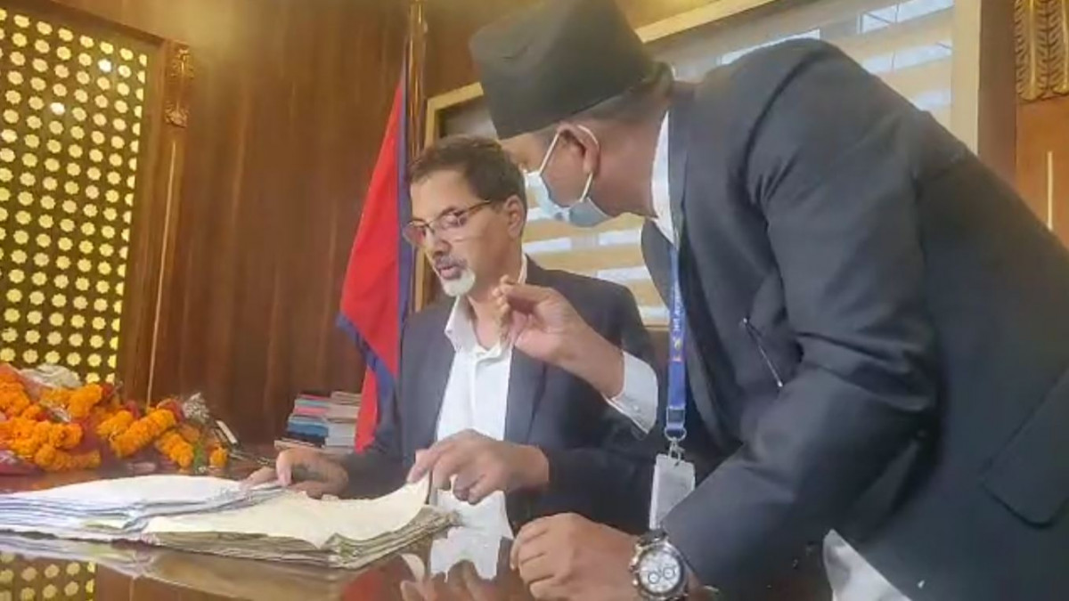 राष्ट्रपति भण्डारीबाट शपथपछि अर्थमन्त्री शर्माले मन्त्रालयमा पुगेर कार्यभार सम्हाले