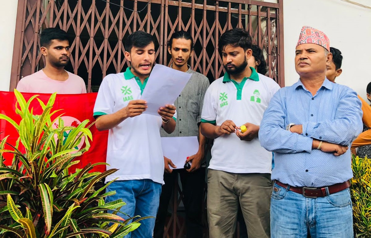 नेविसंघद्वारा रामपुर कृषि क्याम्पस चितवनको प्रशासनिक र डिन कार्यालयमा तालाबन्दी