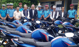लुम्बिनी सरकारद्वारा १२  जिल्लाका ट्राफिक प्रहरीलाई १६ वटा मोटरसाईकल प्रदान