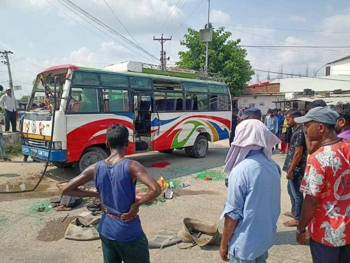 परासीमा ट्रकको ठक्करबाट बसमा सवार १९ जना घाइते