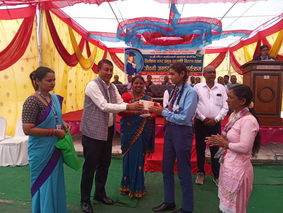 तिलाेत्तमाका मेयर खाँणले बाँडे आफ्नाे सेवा सुविधा वापतकाे रकमबाट १४७ जना विद्यार्थीलाई छात्रबृत्ति