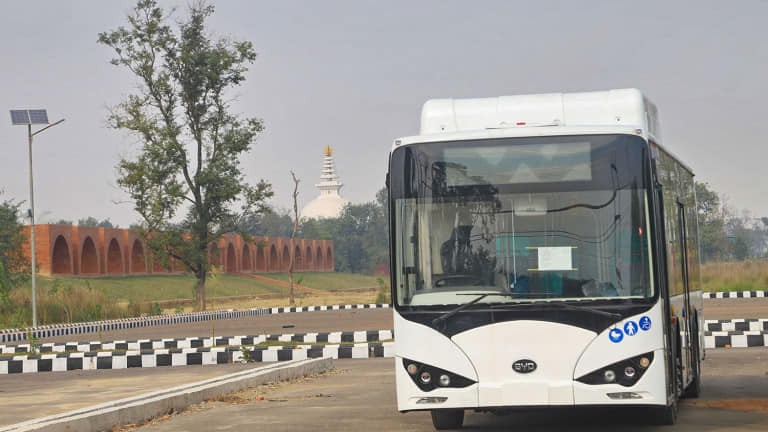 लुम्बिनीमा थन्किएका विद्युतीय बस भाेलिदेखि सञ्चालनमा आउने