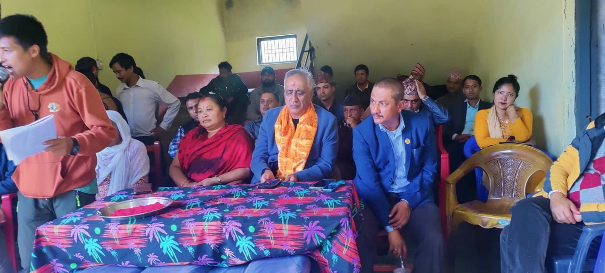 कांग्रेस नेता डा.चन्द्र भण्डारी दशैँ मनाउन माझी बस्तीमा पुग्दा खुसीयाली     