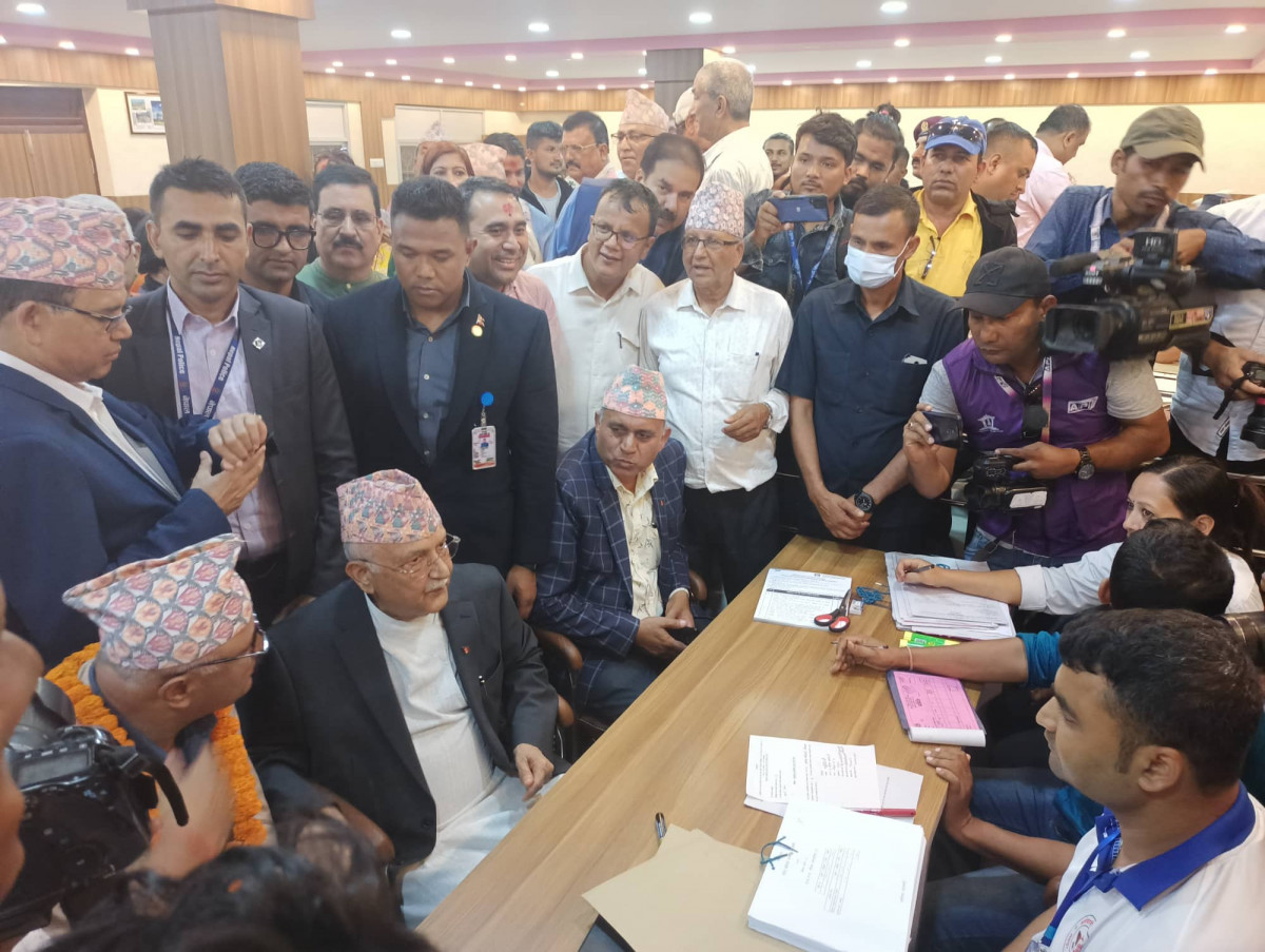एमालेका अध्यक्ष केपी ओलीले गराए झापा–५ बाट उम्मेदवारी दर्ता