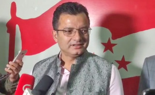 चितवन ३ मा एमालेको उम्मेदवारी फिर्ता,कांग्रेसका बागी दिनेश कोइरालालाई समर्थन