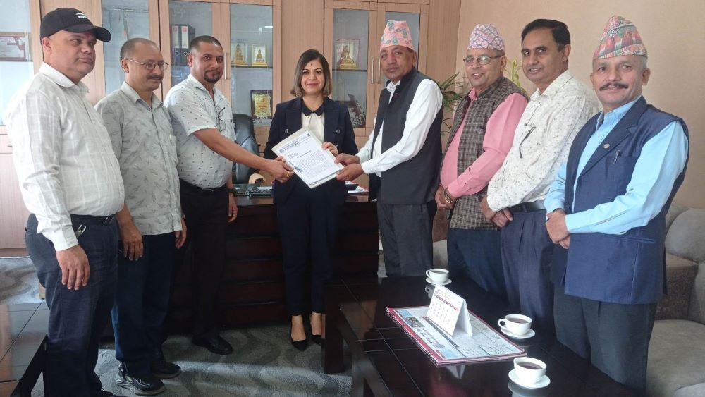 चर्को व्याजदरविरुद्ध रुपन्देही व्यापार सङ्घद्वारा राष्ट्र बैंकलाई ज्ञापनपत्र