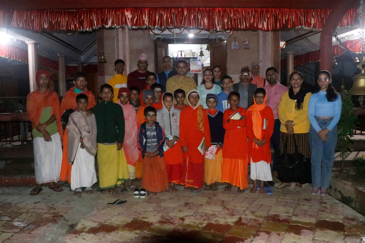 सिद्धबाबामा बिरुवा राेपेर,आश्रमका बटुकलाइ भाेजन गराएर मनाए शान्ति समाजका सभापति खनालले जन्मदिन