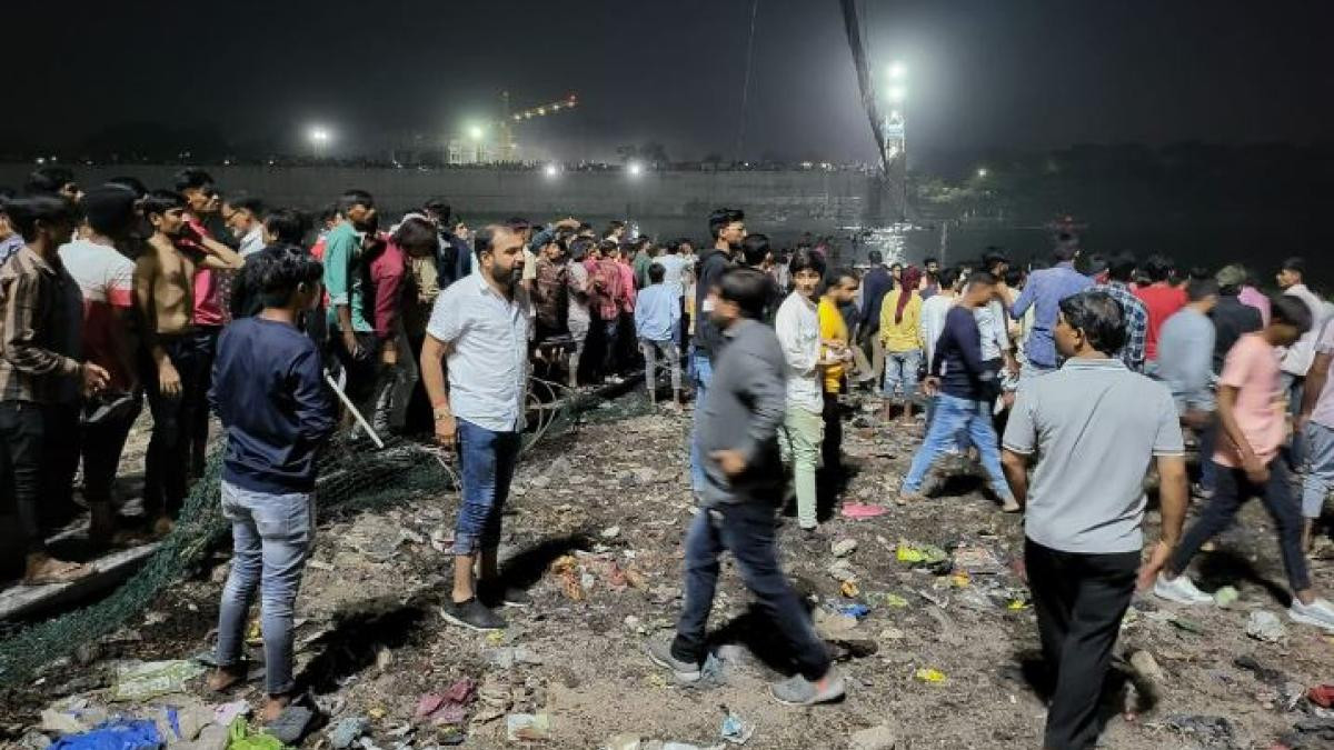 भारतको गुजरातमा  झाेलुङ्गे पुल चुडिँदा १४० जनाको मृत्यु,कम्तिमा १सय जना घाइते