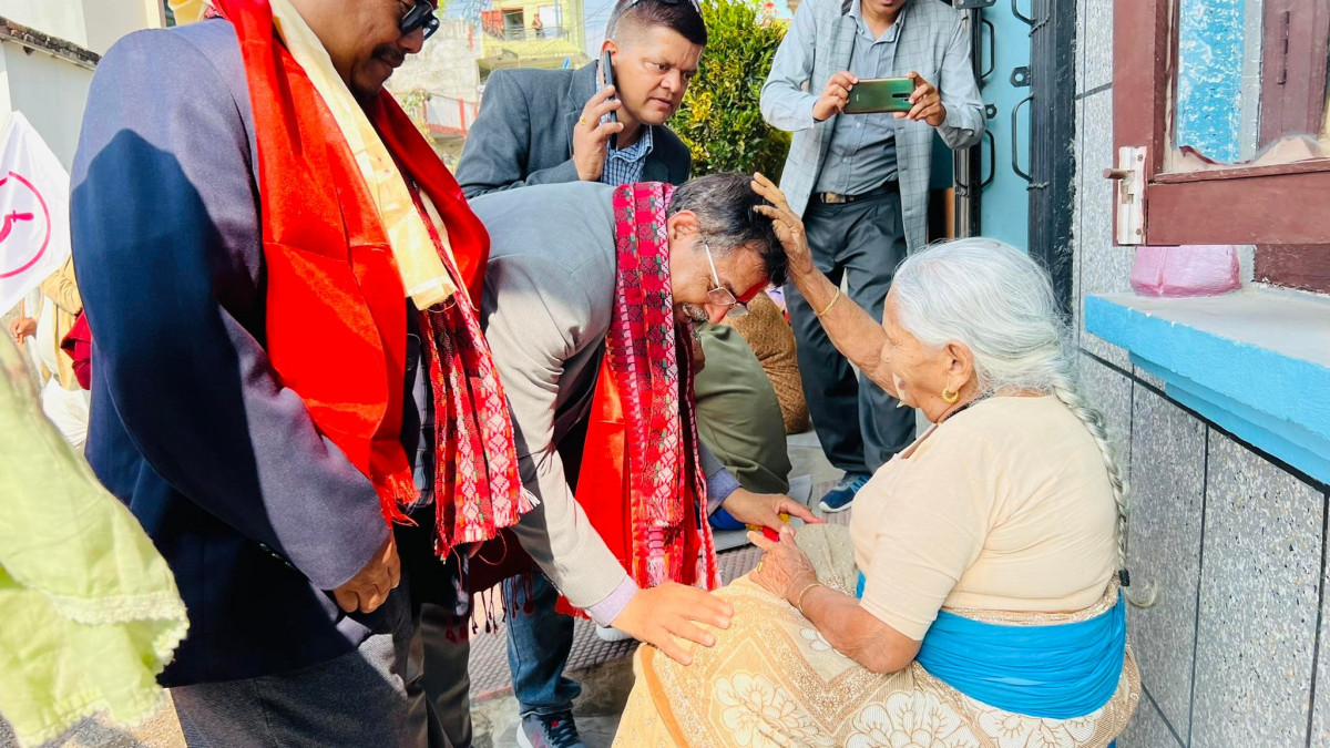 रुपन्देही २ : चुनाव जित्नेमा गठबन्धनका उम्मेदवार ढुक्क,घरदैलाेमा मतदाताले देखाए सद्भाव !