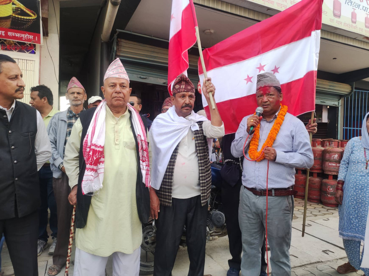 मतदाता रिझाउँदै रुपन्देही २ का बाम लोकतान्त्रीक गठबन्धनका उम्मेद्वारको घरदैलो