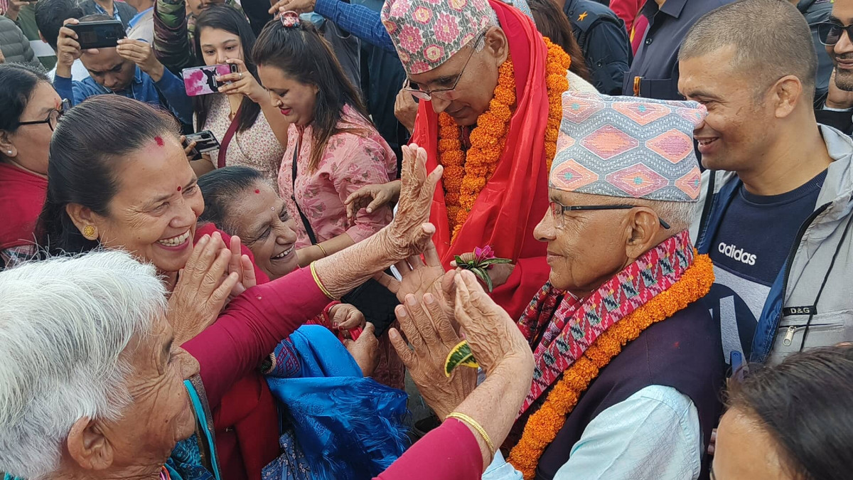 घरदैलाे गर्दै कालिकापथ पुगेका बिष्णु पाैडेललाई स्थानीयले  साेधे-‘यो बाटाे कहिले सकिन्छ ?’