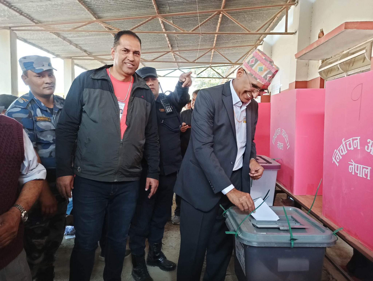 विष्णु पौडेलले गरे बुटवल स्थित हेभी इक्युपमेण्ट कार्यालय परिसरमा मतदान