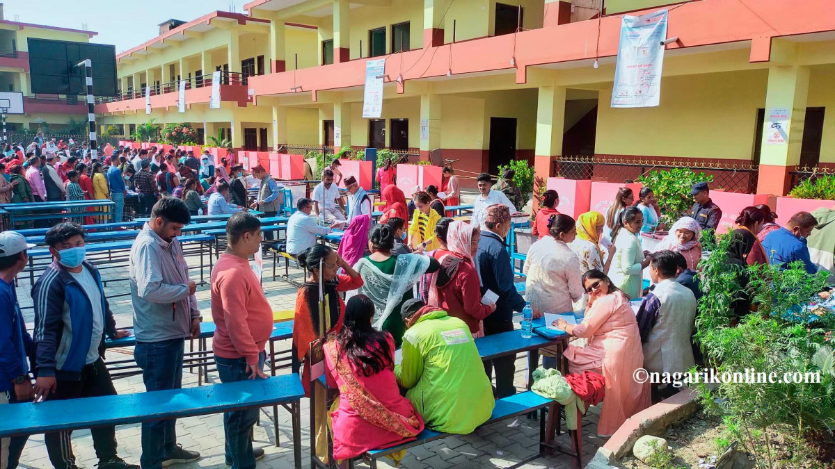 गुल्मीमा अर्बेनीमा रहेको भगवती माध्यमिक विद्यालयमा भाेलि मतदान