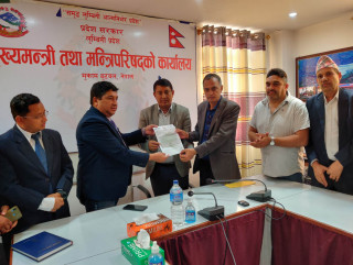 प्रदेश सरकारलाई काँग्रेस रुपन्देहीले ज्ञापनपत्र बुझाउँदै भन्यो-‘दाङमा मन्त्रालय सार्न के को हतार हो ?’