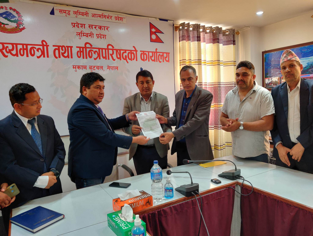 प्रदेश सरकारलाई काँग्रेस रुपन्देहीले ज्ञापनपत्र बुझाउँदै भन्यो-‘दाङमा मन्त्रालय सार्न के को हतार हो ?’
