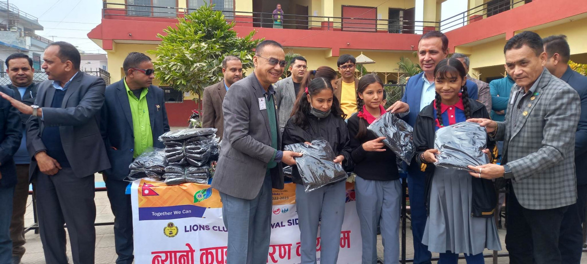 लायन्स क्लव अफ बुटवल सिद्धबाबाद्वारा नयाँगाउँ माबिमा स्वीटर बितरण
