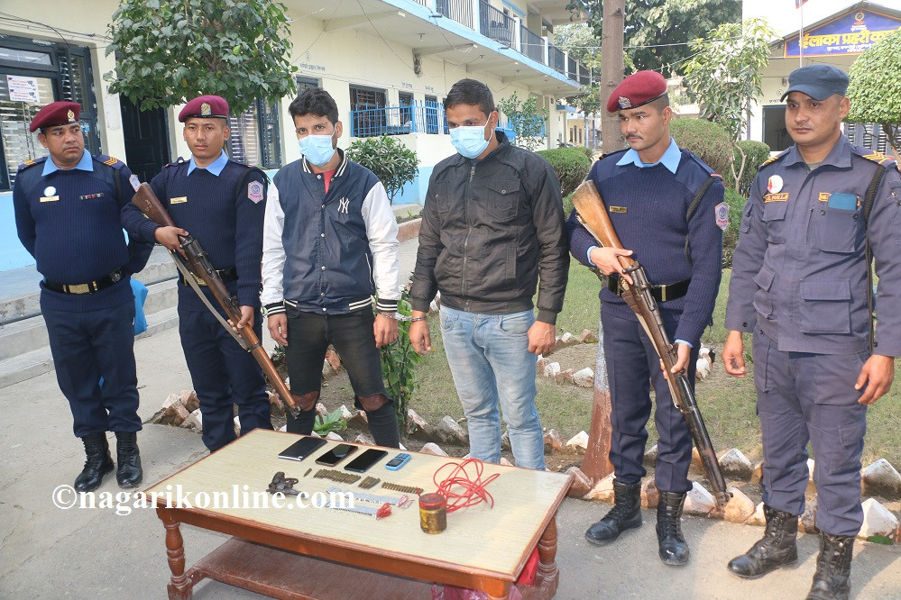 हातहतियार र विस्फोटक पदार्थसहित दुईजना पक्राउ