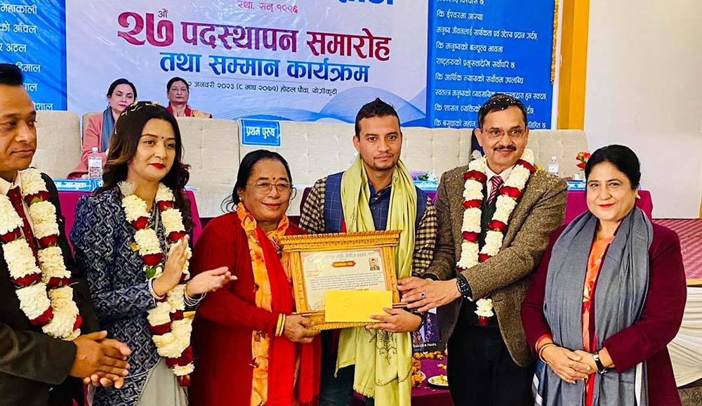 सम्पादक ज्ञवालीलाई नारायण स्मृति उत्कृष्ट पत्रकारिता पुरस्कार