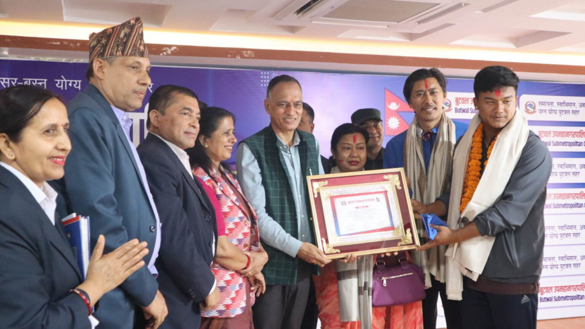 क्रिकेटर कुशल मल्ललाई बुटवल उपमहानगरद्वारा नगद ५० हजारसहित सम्मान