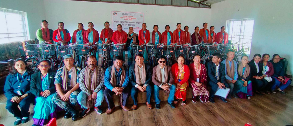 तिलोत्तमा-१७ का स्वास्थ्य स्वयंसेविकालाई साइकल बितरण