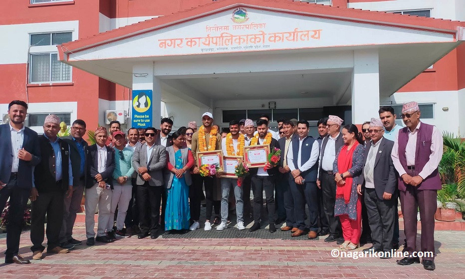 तिलोत्तमा नगरपालिकाद्वारा ३ जना क्रिकेट खेलाडीलाई नगदसहित सम्मान