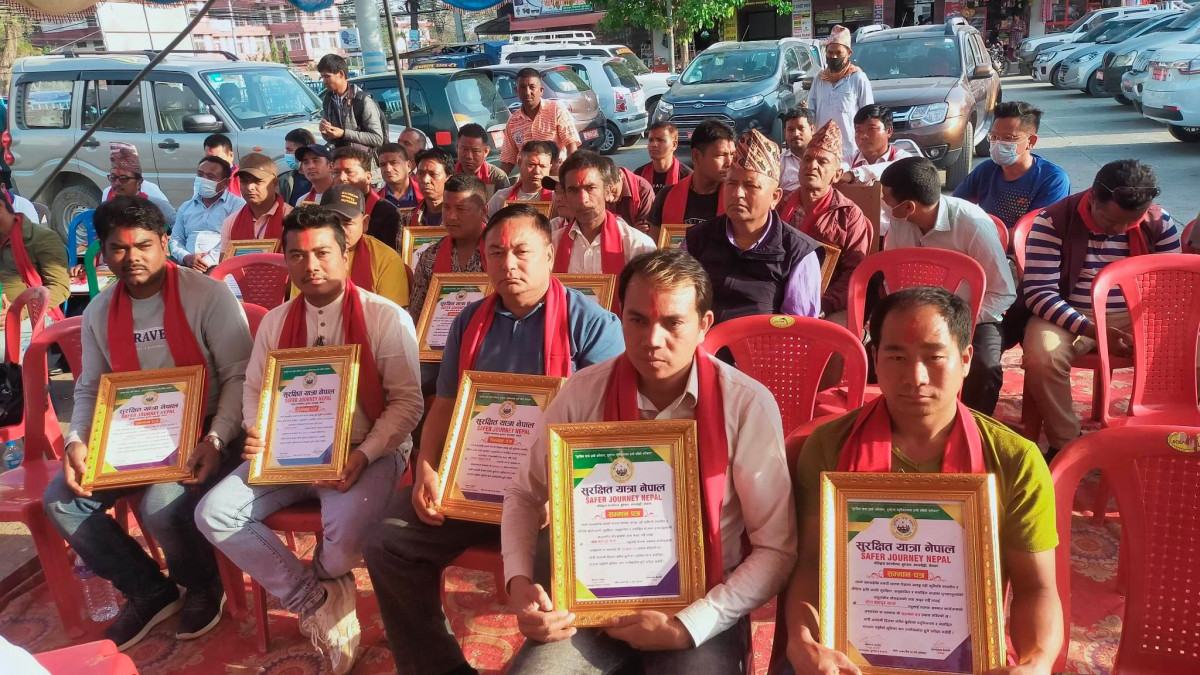 दुर्घटना नगराई सवारी चलाएका ४० जना चालक बुटवलमा सम्मानित
