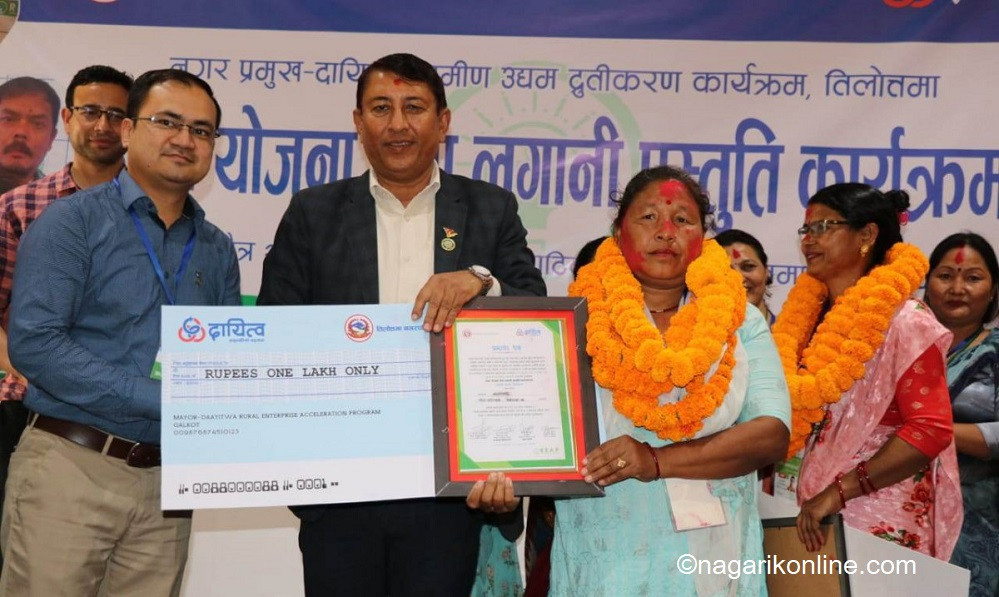 तिलोत्तमाकी  बिनाकुमारी पुन सर्वोत्कृष्ट उद्यमी बनेर पाइन् नगद १ लाख पुरस्कार